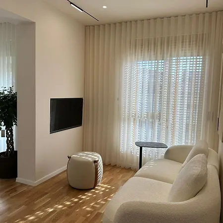 Urban Luxury Apartment *