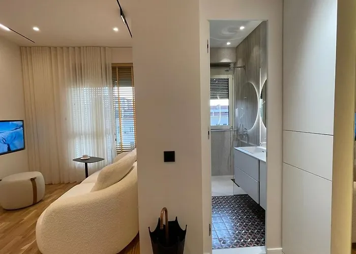 Urban Luxury Apartment *